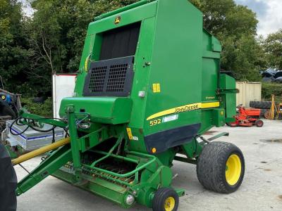 John Deere 592 round baler