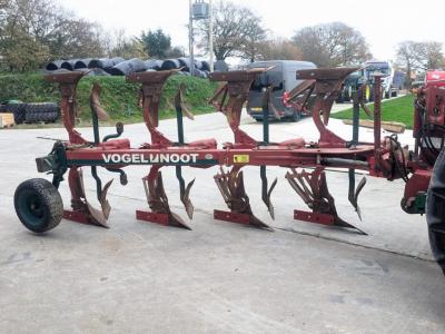 Vogel noot 4 furrow reversible plough